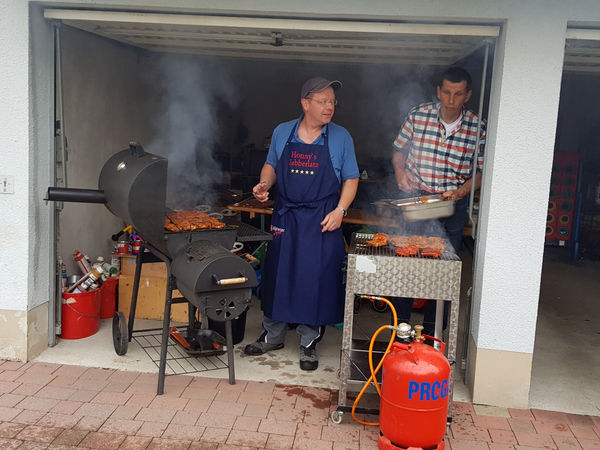 Bei leichtem Regen wurde einfach improvisiert: Grillen in der Garage Bei leichtem Regen wurde einfach improvisiert: Grillen in der Garage